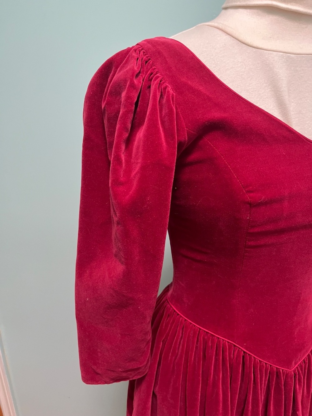 Gorgeous Laura Ashley wine coloured velvet dress, Sz 6 - Picture 3 of 11